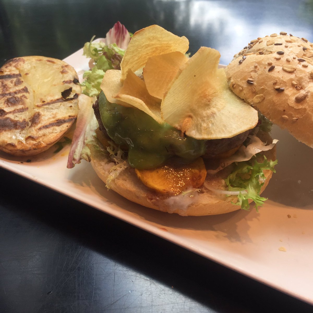 andburgerzero's tweet photo. les nostres 🍔fetes de carn 100% vedella Andorra i cuites forn de carbó @JocdeCartesTV3 @ElComidista #JDCFastFoodTV3 https://t.co/OS3qk6V1YA