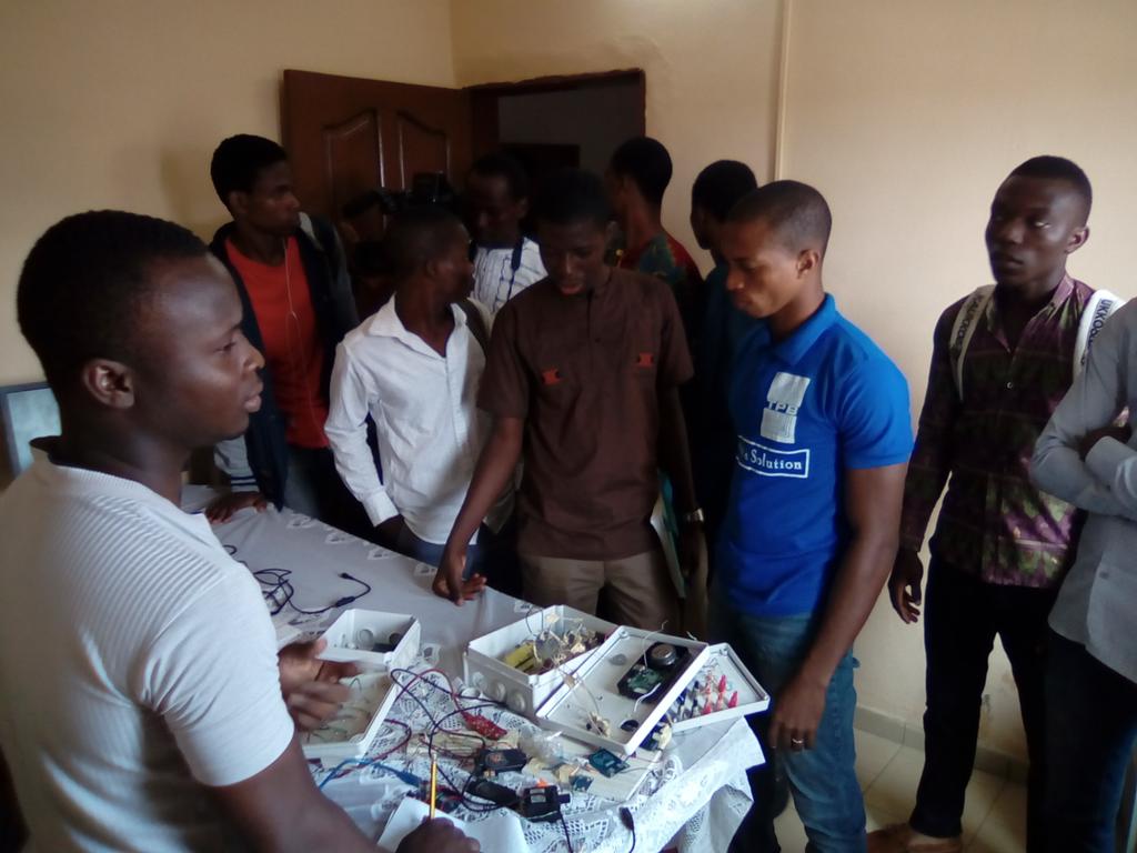 BLOLAB_BENIN's tweet photo. #bbc2017 Le BootBloCamp 2017 a démarré ici au #BloLab. Ça respire technologie. Vous pouvez toujours nous rejoindre. #MakeAfrica https://t.co/N1WAmz53vv