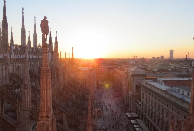 nipotiinaffitto's tweet image. Questo #Sabato, da non perdere la passeggiata al tramonto sotto il cielo di #Milano tra le guglie del #Duomo! #VenerandaFabrica @ComuneMI