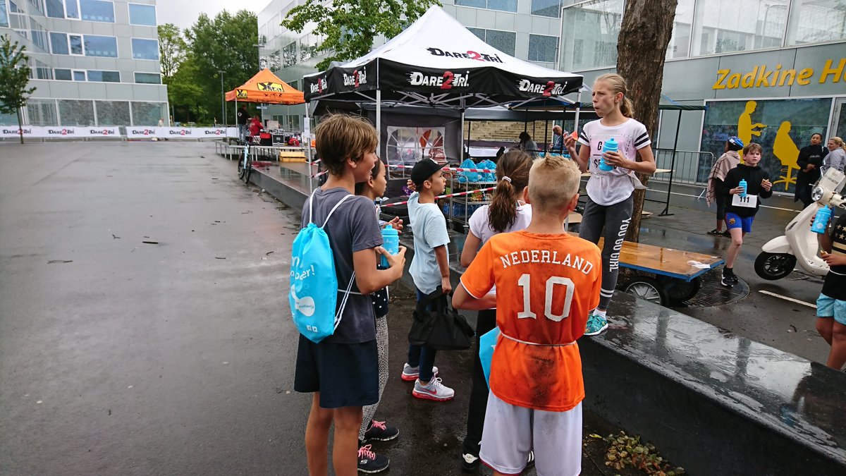 EvidesWaterbedr's tweet photo. 1000 leerlingen @gemNissewaard doen nú de grootste Scholentriathlon van ons land! Met kraanwater erbij natuurlijk! Gezond! https://t.co/DVFCN933G7