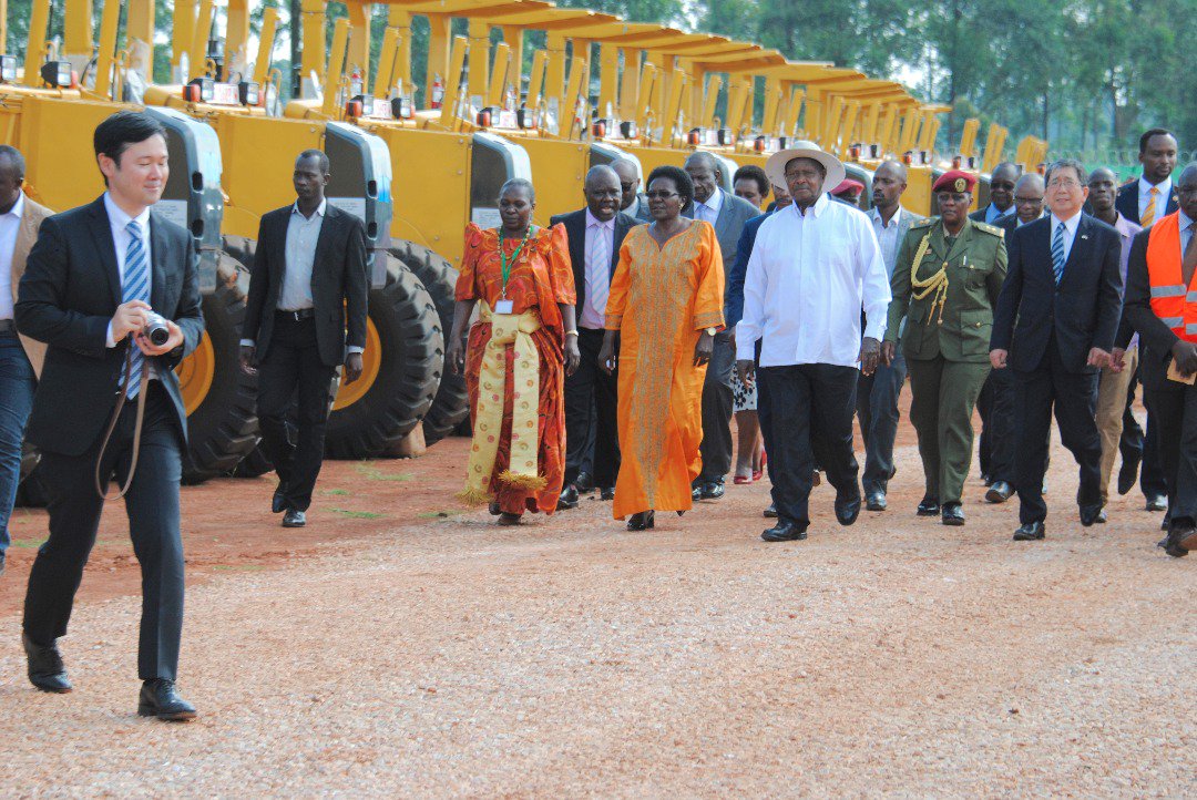 KagutaMuseveni's tweet photo. Now each district should be able to plan and work on their roads and even open up new ones. https://t.co/7ccAjW9xmf