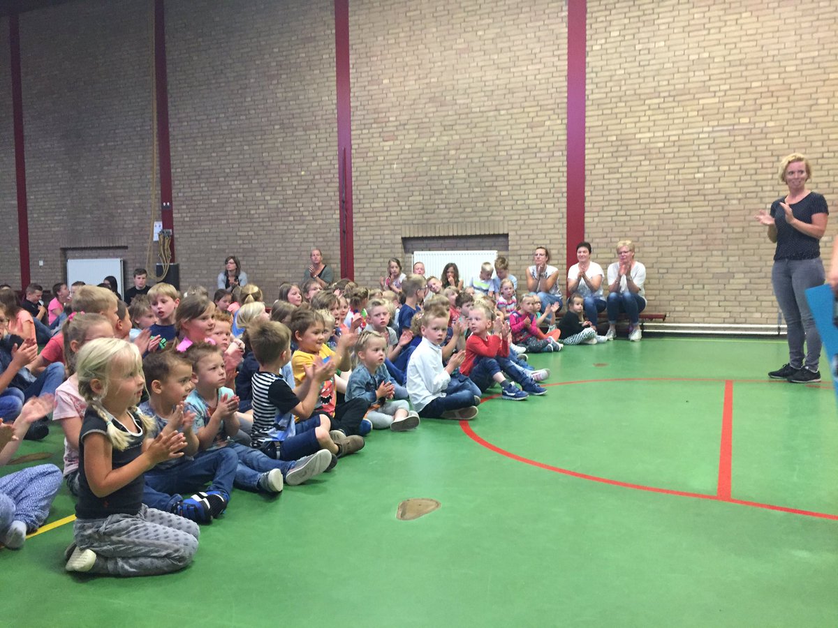 Bslaetare's tweet photo. Blokafsluiting @VreedzameSchool: 'We dragen allemaal ons steentje bij'. https://t.co/uKNwsvVHMA