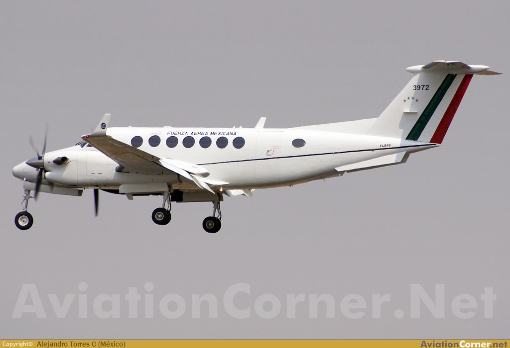 AlekzTC's tweet photo. Beechcraft 350i King Air (B300) https://t.co/uM2uaJf1LW vía @aviationcorner @Beechcraft #México #avgeek #FAMEX2017 #KingAir https://t.co/BdVyiEzHUD