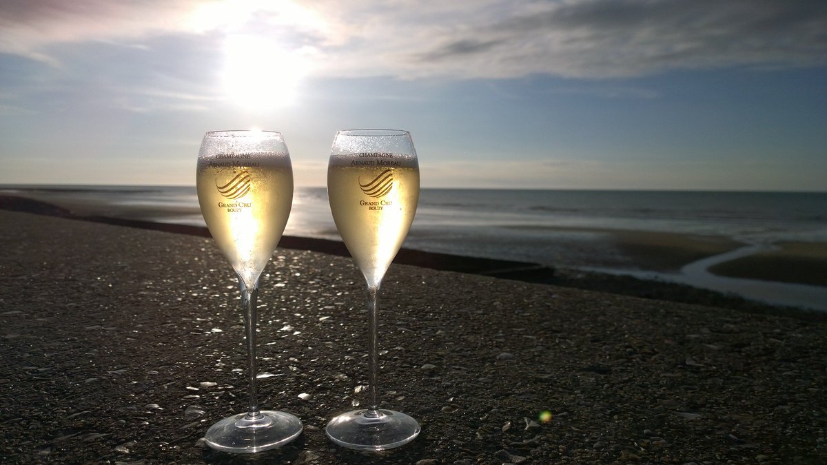 ChampagneMoreau's tweet photo. en pleine préparation pour #vinexpoBdx  saison #2017 ! c'est l'effervescence ici 🤞 https://t.co/QXAFG3pICF