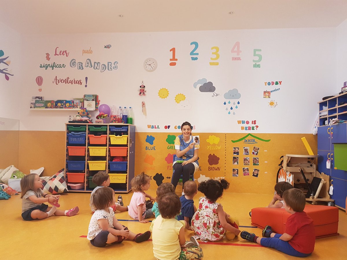 psubiri's tweet photo. La seño de #prácticas Laura se encargó de la asamblea y la actividad! #AprendiendoJuntos #1C 
@Novaschool_es #MalagaCentro @SilviaPalomoCis https://t.co/AIvC7zQKqL