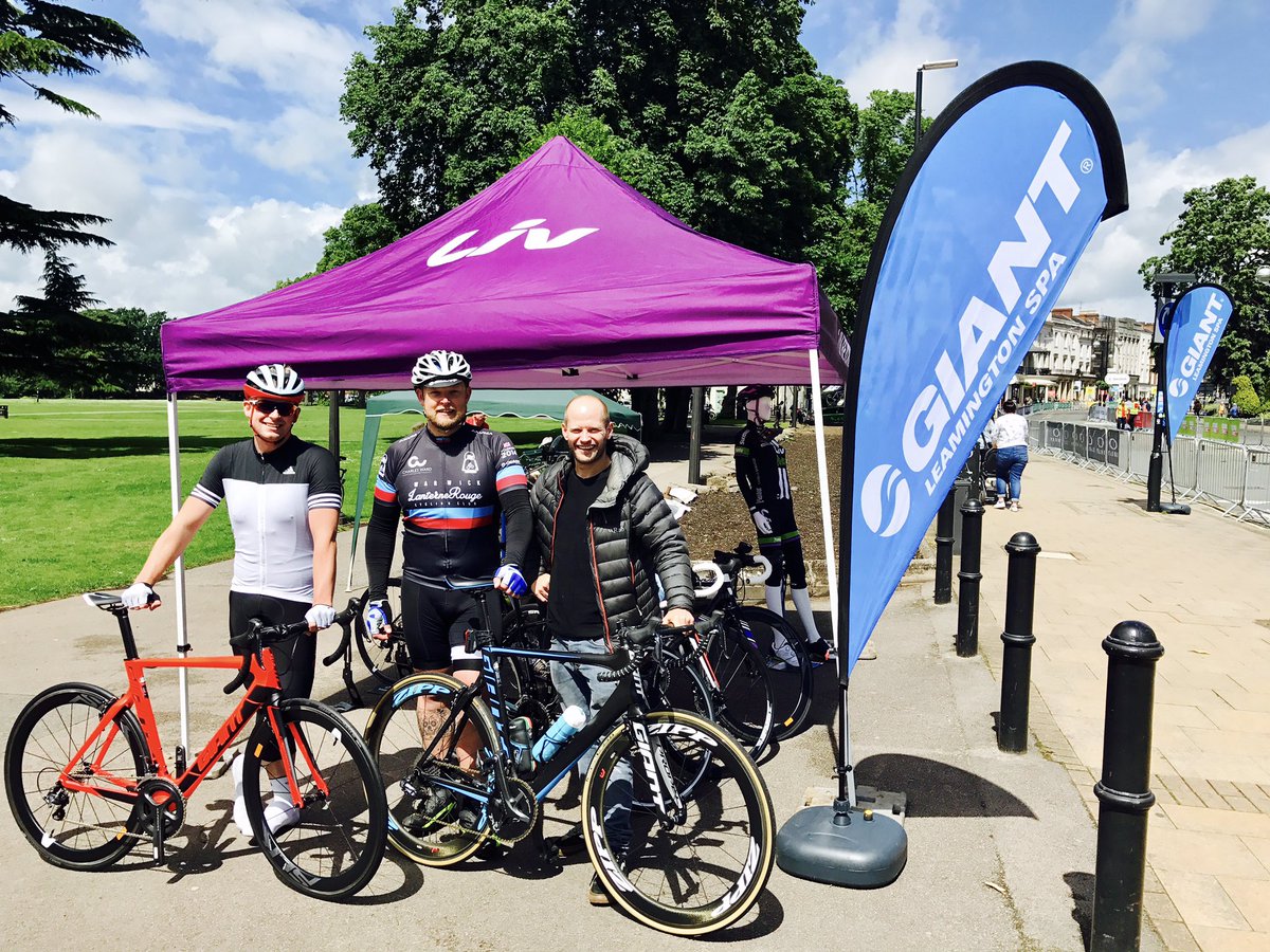 Club members catching up with club sponsors <a href="/GiantLeamington/">Giant Leamington Spa</a> before the <a href="/thewomenstour/">The Women's Tour</a> finishes on the parade at @LeamingtonGuide #cycling