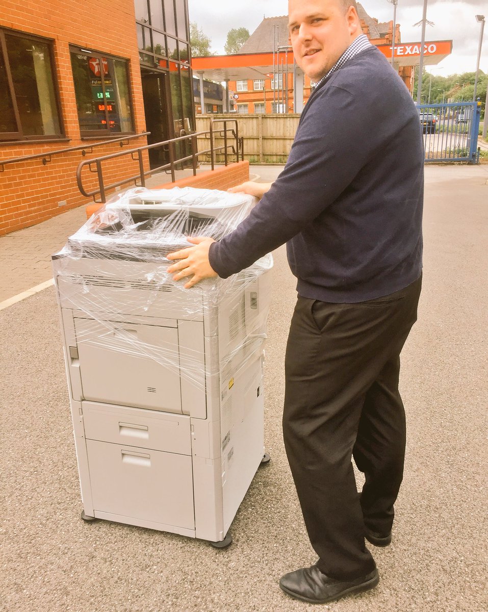 monkey2712's tweet image. #install Fridays had bring big dave in this one as it up stairs 😂