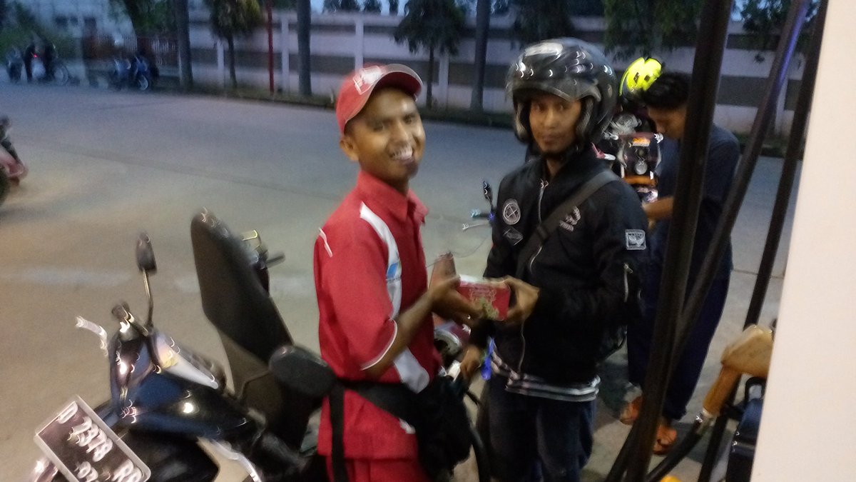 auwaludien1's tweet photo. Berbagi ta'jil pelanggan setia Pertamina #PertaminaSpiritualMarketing #mor3 https://t.co/FQxeRFhObD