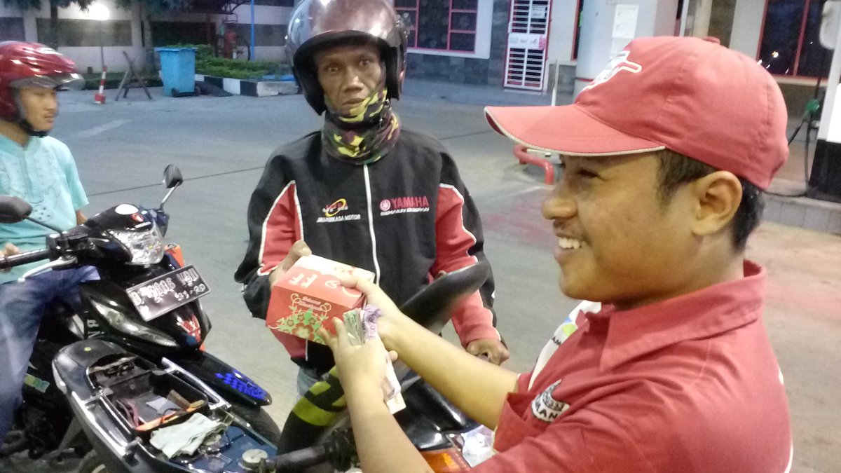 auwaludien1's tweet photo. Berbagi ta'jil pelanggan setia Pertamina #PertaminaSpiritualMarketing #mor3 https://t.co/FQxeRFhObD