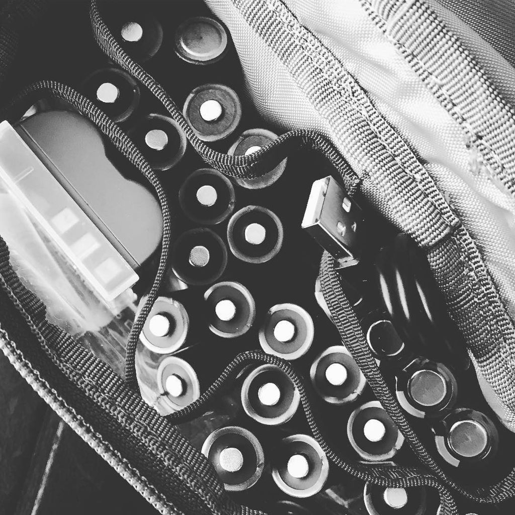 sinh11's tweet photo. すっかりエネルーパー。 :) MSGのGPシリーズはバッテリー入れにちょうどよい。
#enelooppro #eneloop #mindshiftgear #mindshiftgearjapan #iphone7 https://t.co/rWcDtj0sGs https://t.co/H2Oo8I5gxW