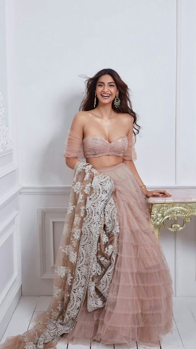hellostyfi's tweet photo. Thank you for being the #rheason fashion thrives in India. #HappyBirthdaySonamKapoor https://t.co/N9g3R1Yqp6