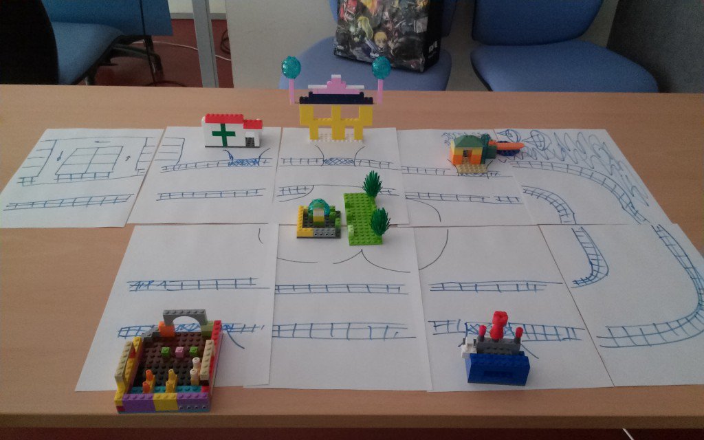 ES3_Group's tweet photo. Nuestros compañeros realizan un taller de #LEGO4SCRUM en la @etsii https://t.co/C6qNOIpHnV