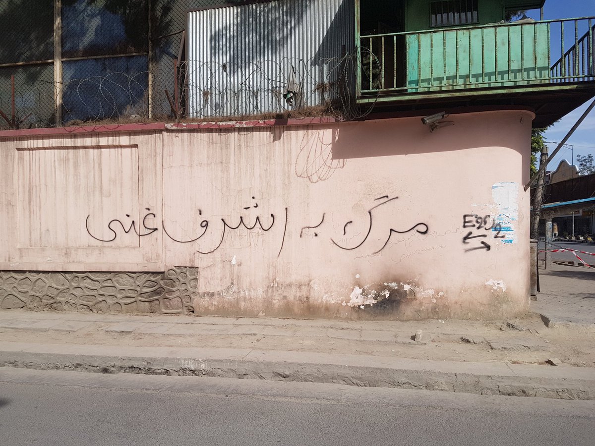 natiqmalikzada's tweet photo. در فاصله صد متری #ارگ این پیام
(مرگ به اشرف عنی)
این یعنی اوج نا رضایتی شهروندان یک کشور از #رئیس_جمهور
.
#AfghanAwakening
#kabulprocesse https://t.co/oc98rXEJCj