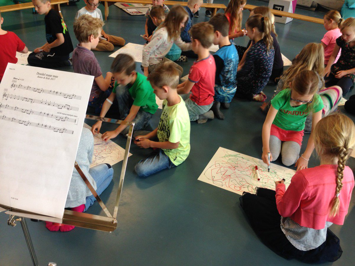 EdithSWB's tweet image. Vandaag wordt er bij de basisschool Isings in Empe gedoedeld op de muziek van muziekvereniging DES  #Kunst&amp;amp;Kidz