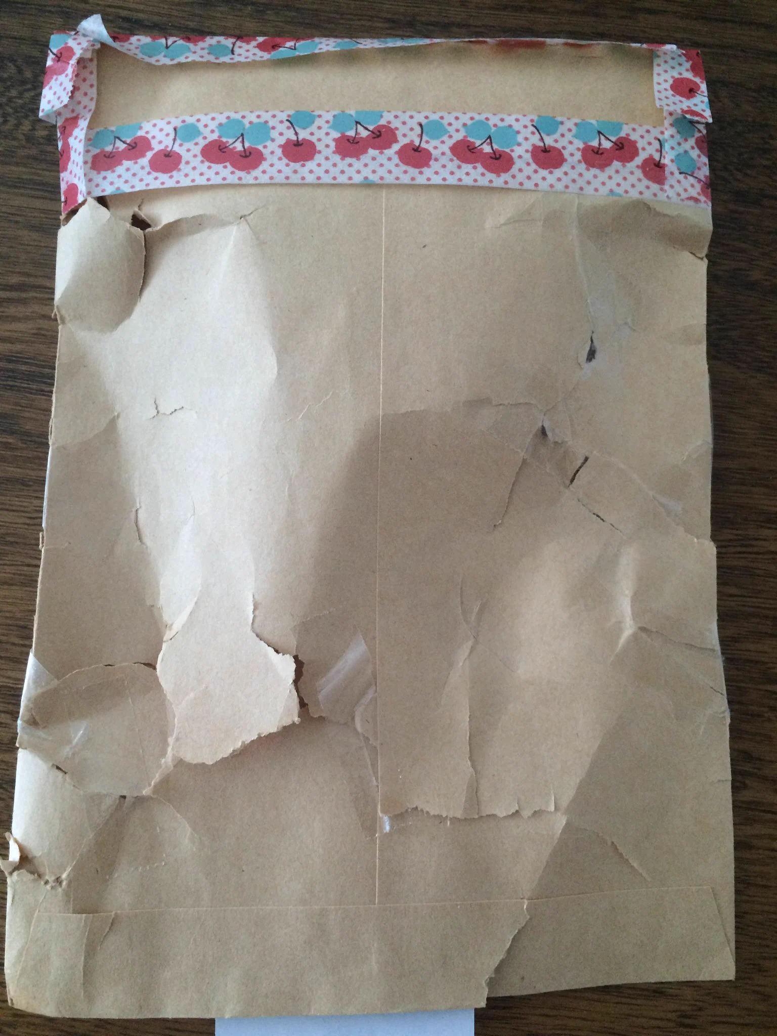 破れすぎｗ郵便で送られてきた封筒がビリビリで笑うｗｗｗ