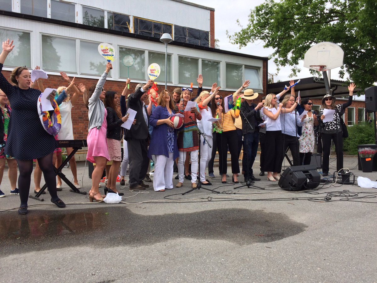 SKallangen's tweet photo. Skolavslutning för mellanstadiet. Lärarna sjunger in sommaren. #lidskol #källängens skola https://t.co/MjGfQKkKmx