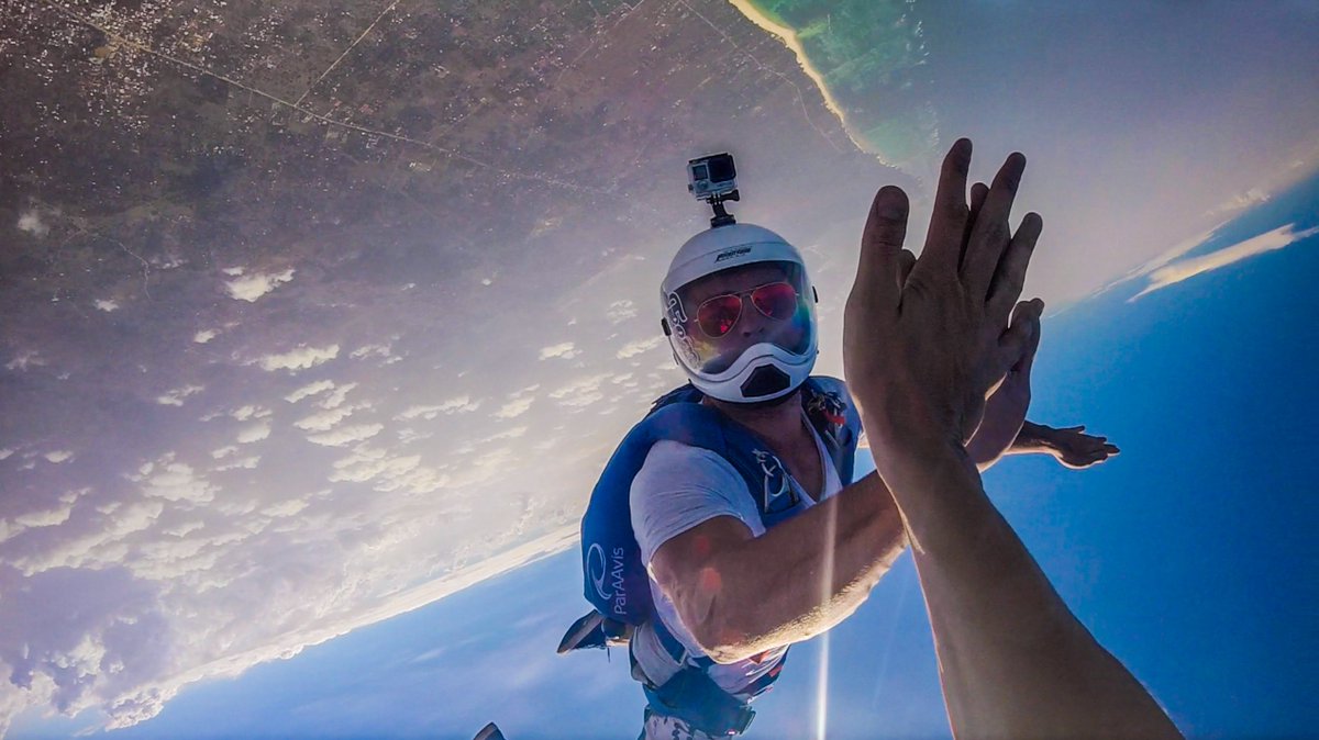 A #HighFive in the sky! 😎 <a href="/SkyDiveDiani/">Skydive Diani</a> - the only place to experience #freefall in #eastafrica.. <a href="/whyILoveKenya/">#whyILoveKenya</a> 🇰🇪