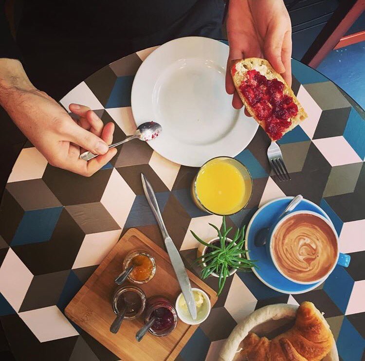 Commencez votre journée avec notre délicieux petit déjeuner #vegan ! ☕️🥐🍓#cloudcakes