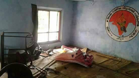 laveenkotian's tweet photo. ಮತ್ತೆ ಕೆಂಪು ಉಗ್ರರ ಅಟ್ಟಹಾಸ ..ಕೇರಳದ #Calicut ಎಬಿವಿಪಿ ಕಾರ್ಯಾಲಯದ ಮೇಲೆ ದಾಳಿ ನಡೆಸಿದ ಎಸ್ಎಫ್ಐ, ಸಿಪಿಎಂ ಉಗ್ರರು #Redtrocity #RedTerrorist #LeftGoons https://t.co/5qIvyi7cf6