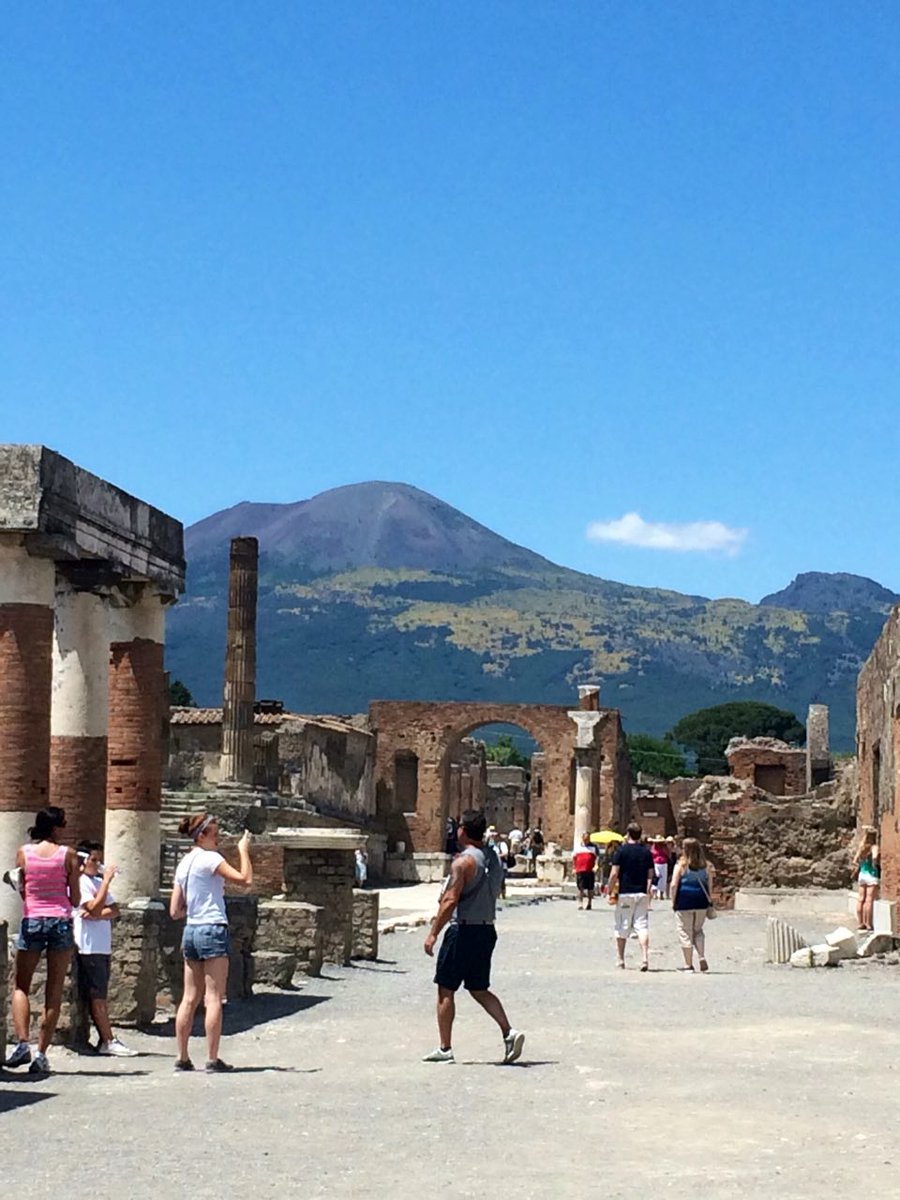 pompeii_sites's tweet photo. #DirectorInsight. I visitatori di Pompei. ph dir generale Massimo Osanna https://t.co/6B88LJSLCt