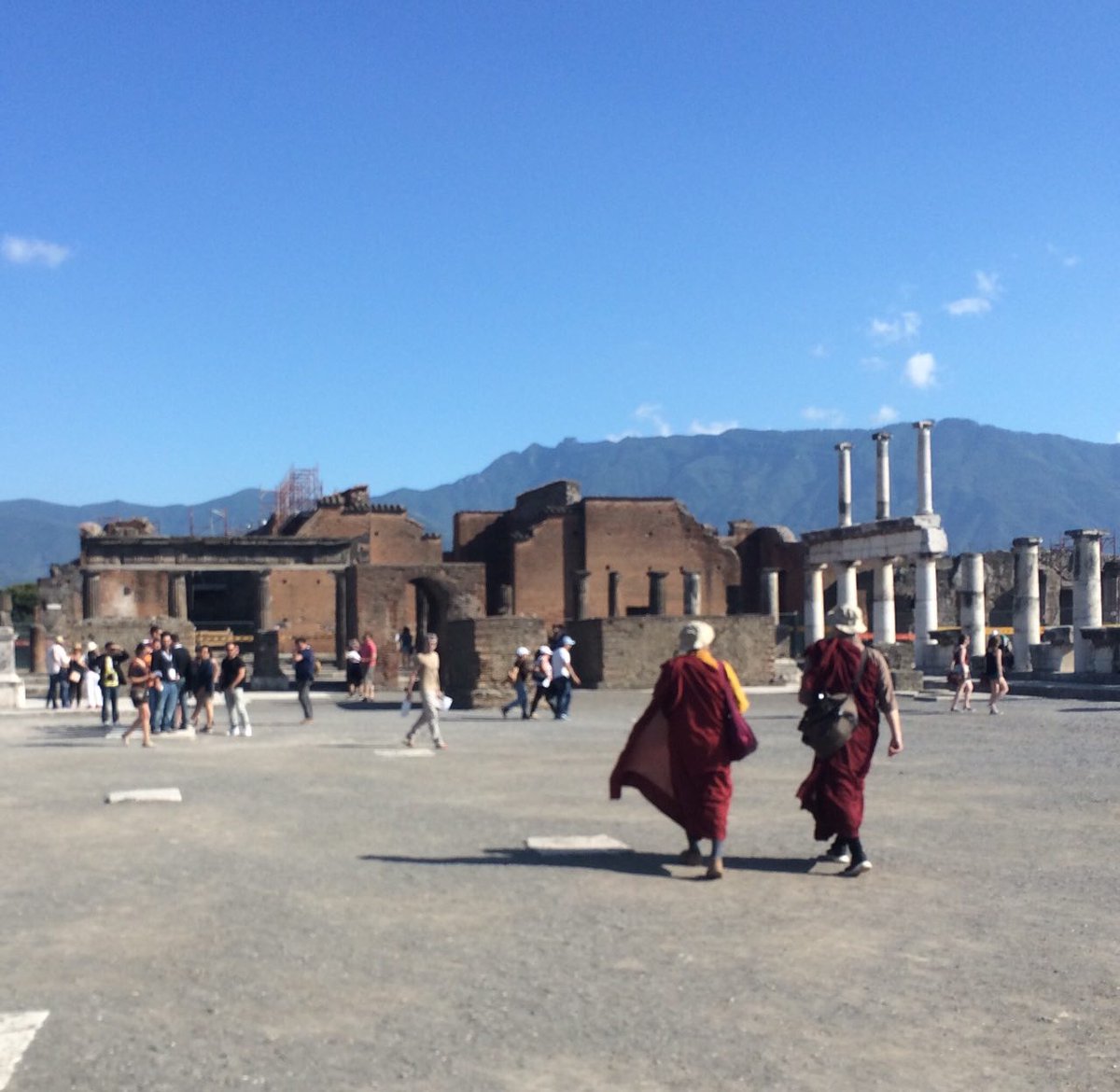 pompeii_sites's tweet photo. #DirectorInsight. I visitatori di Pompei. ph dir generale Massimo Osanna https://t.co/6B88LJSLCt
