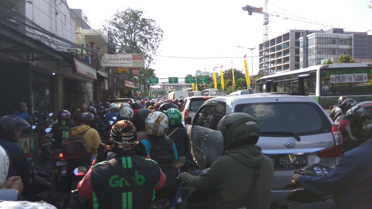 15.31 lalin matraman raya terpantau padat imbas pembangunan undepass