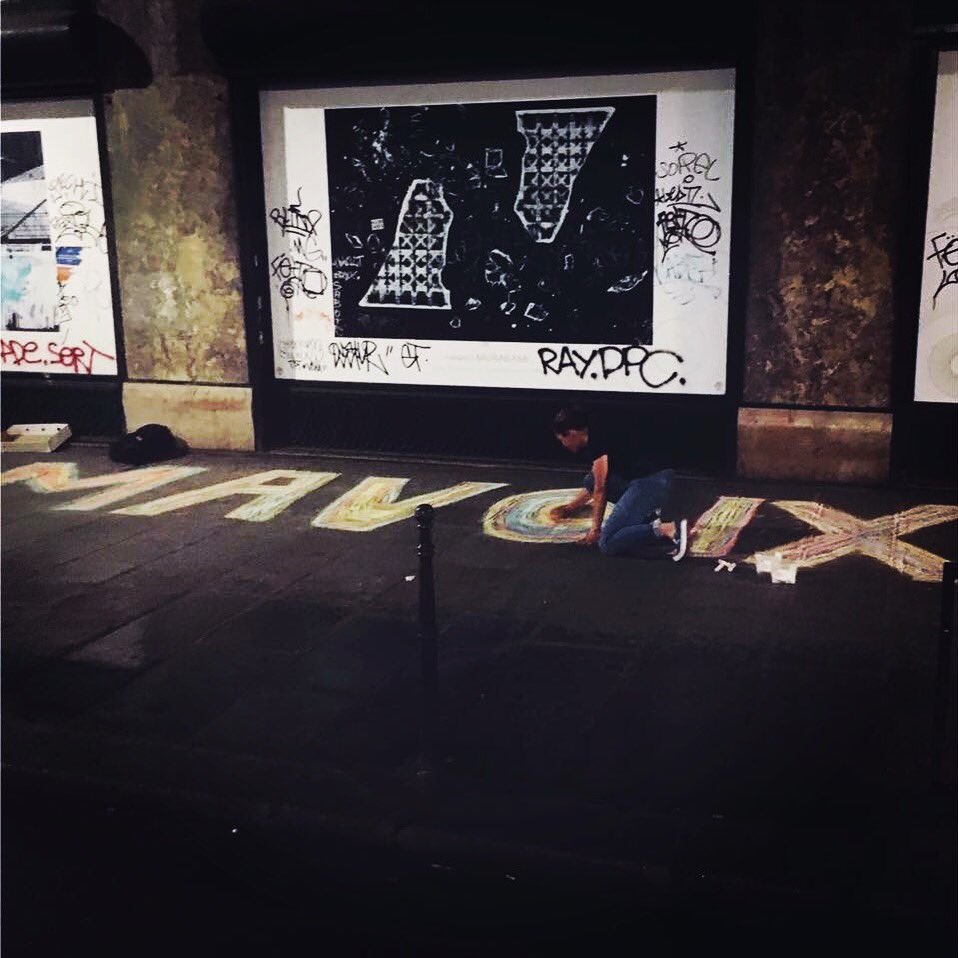 MAVOIX2017's tweet photo. Nuit de tags à la craie dans toute la France #performancedémocratique #MAVOIX #émancipation #autodétermination#decidedeslois https://t.co/oxxJTeC3J2