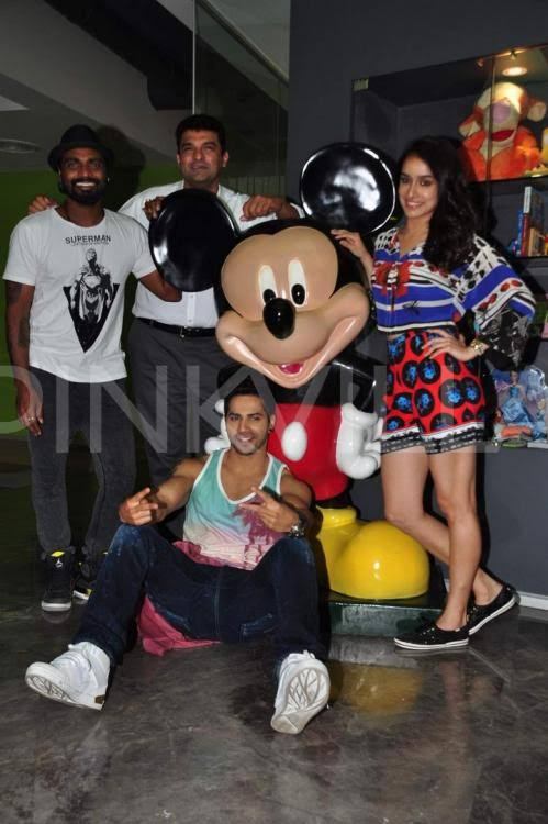 varun_gang's tweet photo. @Varun_dvn @ShraddhaKapoor @remodsouza @ultrasvarun_dvn @VarunDhawan_FC Varun with Shraddha Remo and Siddharth
posing with their fav character Mickey Mouse #Throwback #ABCD2promotions https://t.co/tha93fiuwb