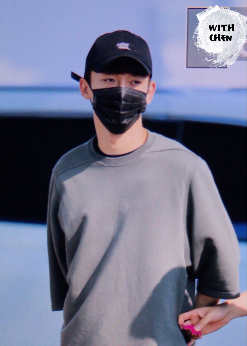 WITH_CHEN's tweet photo. 170609 인천공항 #종대 #CHEN 백현이가 뭔가를 슥...~ https://t.co/ACwPTD8aB8