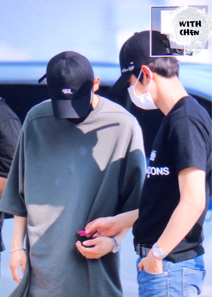 170609 인천공항 #종대 #CHEN 백현이가 뭔가를 슥...~
