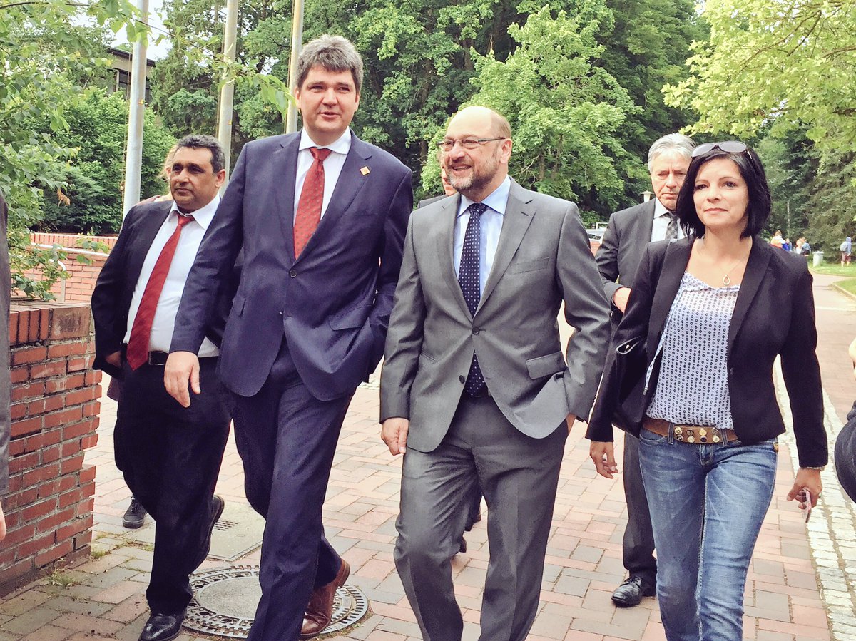 Der örtliche <a href="/spdde/">SPD Parteivorstand 🇪🇺</a>-Bundestagskandidat Matthias Körner mit <a href="/MartinSchulz/">Martin Schulz</a>. Gleich geht's los! #Giessen #SPD #zeitfürmartin