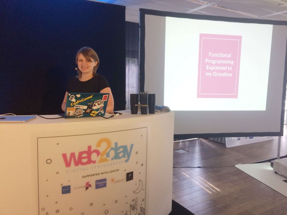 web2day's tweet photo. "La programmation fonctionnelle expliquée à ma grand-mère" par Charlotte @cavalierch @CodinGame #vulgarisation #Insula2W2D #web2day https://t.co/uzqrSU9Ye3