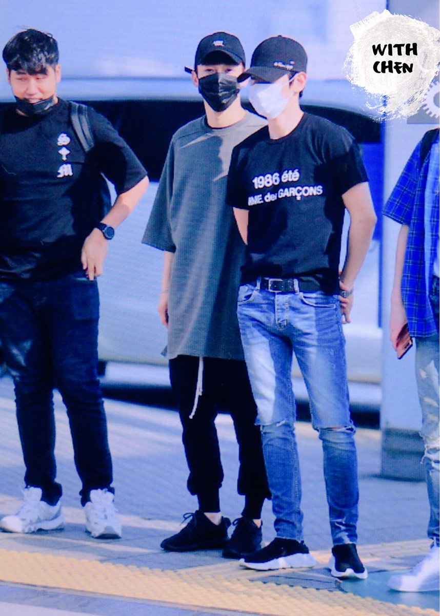 WITH_CHEN's tweet photo. 170609 인천공항 #종대 #CHEN 바람이 불어서 종대옷잌ㅋㅋㅋㅋㅋㅋ 배빵빵이 되버려써욬ㅋㅋㅋㅋ https://t.co/uv87hDUZO9