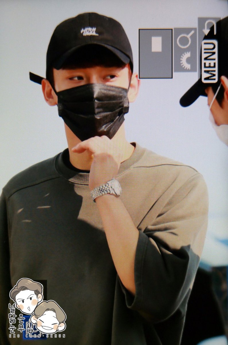dazzling_921412's tweet photo. [Preview] 170609 ICN #CHEN #첸 #종대
백현이가 뭔가 주워줬는데 저게 뭐지이👀 코끼리 모양....🐘?? 종대야 내일 방콕에서 만나🖐🏻💕 https://t.co/ZjEgsGXqIN