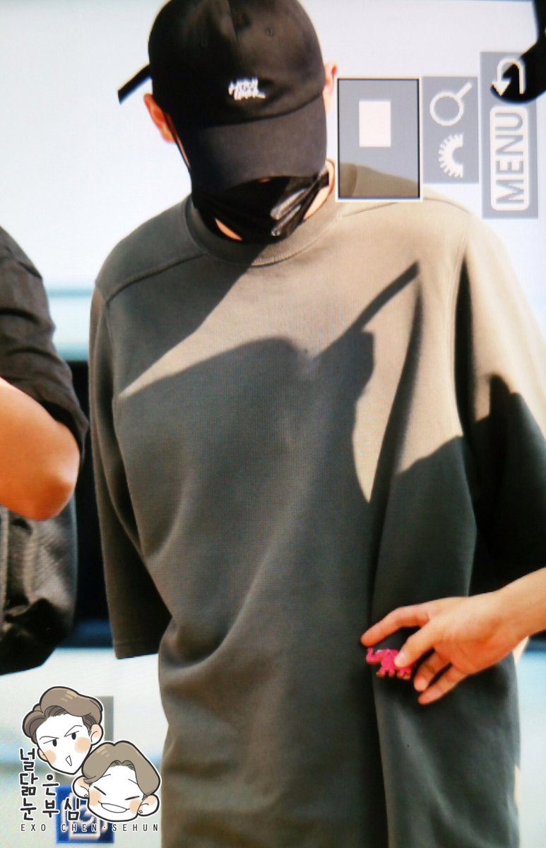 dazzling_921412's tweet photo. [Preview] 170609 ICN #CHEN #첸 #종대
백현이가 뭔가 주워줬는데 저게 뭐지이👀 코끼리 모양....🐘?? 종대야 내일 방콕에서 만나🖐🏻💕 https://t.co/ZjEgsGXqIN