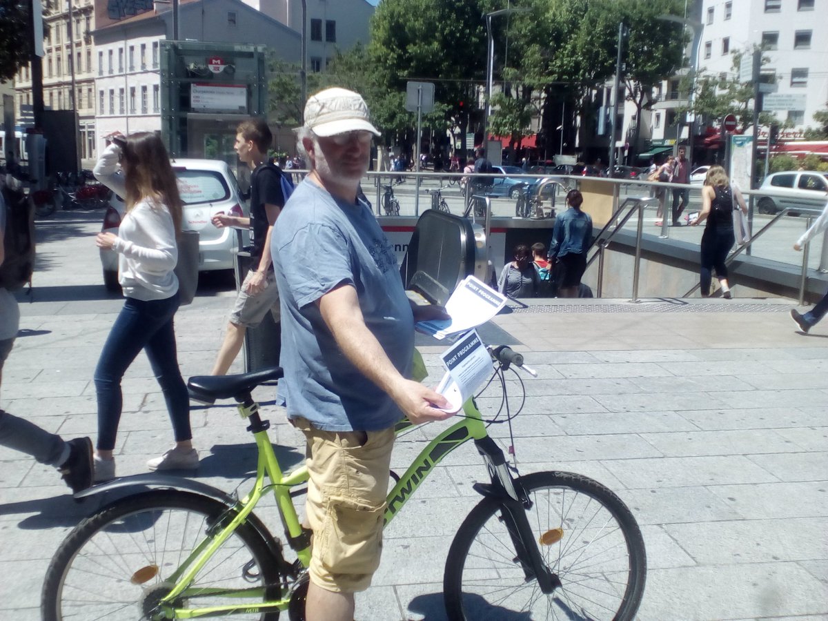 PartiPirateRA's tweet photo. avec le @PartiPirateRA sur Charpennes ce midi on milite en faisant du #TractAVelo via @vincentmabillot  poke @LaVilleaVelo ;) https://t.co/rgoHdThtIW