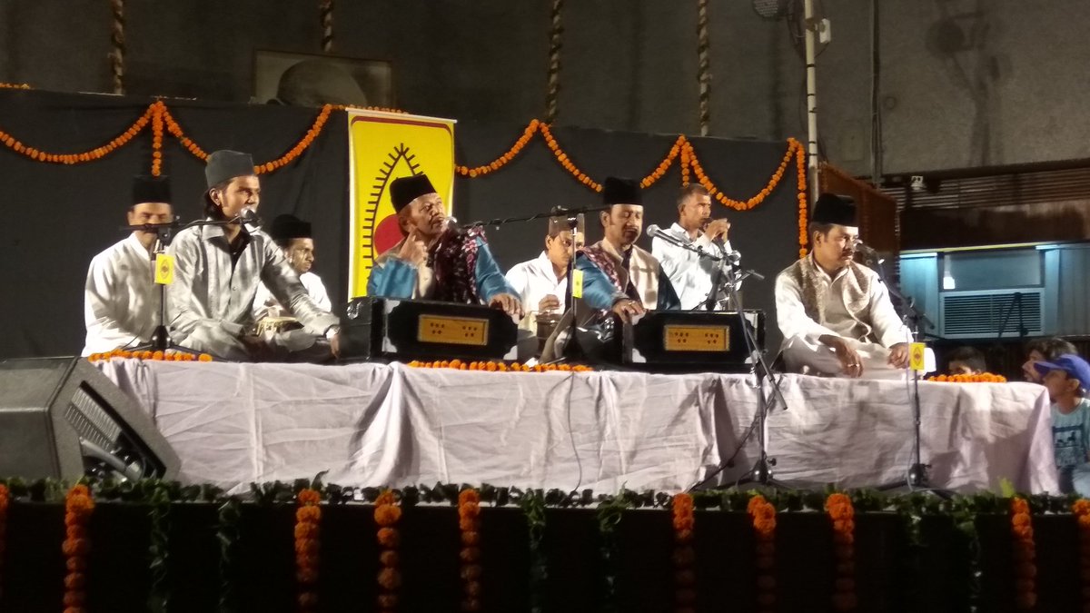 sreenindia's tweet photo. #warsibrothers "main ek shaam churaloon, agar tumhe bura na lage" enrapturing the audience @spicamacay #spicmacayintcon2017 @iitd @PMOIndia https://t.co/aaubwYk7Bo