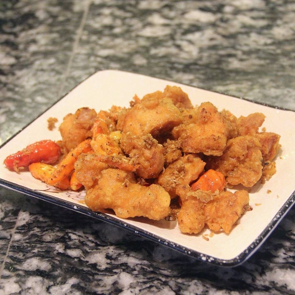 Enjoy the Deep Fried Spicy Chicken with Garlic by #GrandImpLamian, authentic yet fabulous taste is guaranteed. Simply irresistible!
• #food…