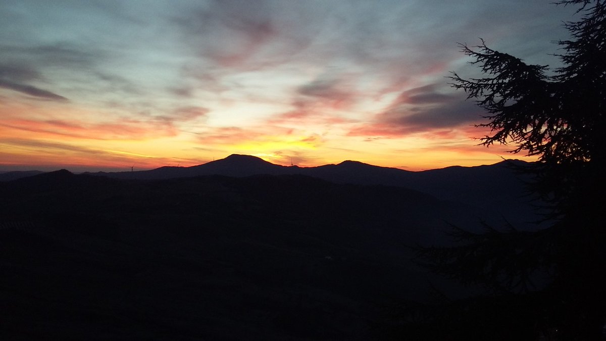 Lubene9's tweet photo. "Nuvole dipinte dal tramonto,incendiano la passione per la poesia,dove danzano le rondini all'ora degli innamorati" Pistoja @Basilicata_Tur https://t.co/HQsUUKmGCb