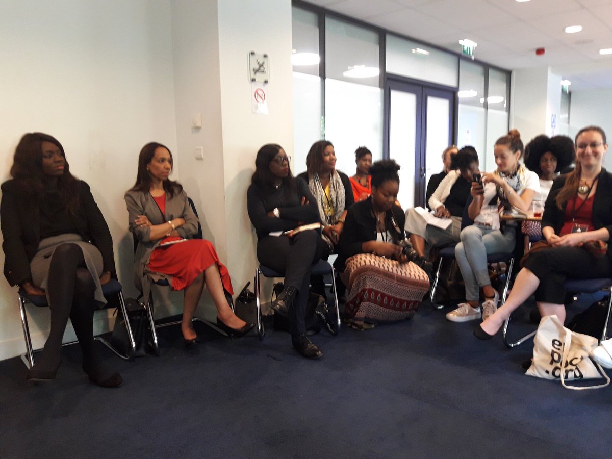 EmpowHer_Nt's tweet photo. A room full of talented women brought together by @HaweyaM ! #WomenNetworks #WomenInTech #WomenInBusiness #AfroBytes2017 #EmpowHerNetwork https://t.co/mEN9NalaA0