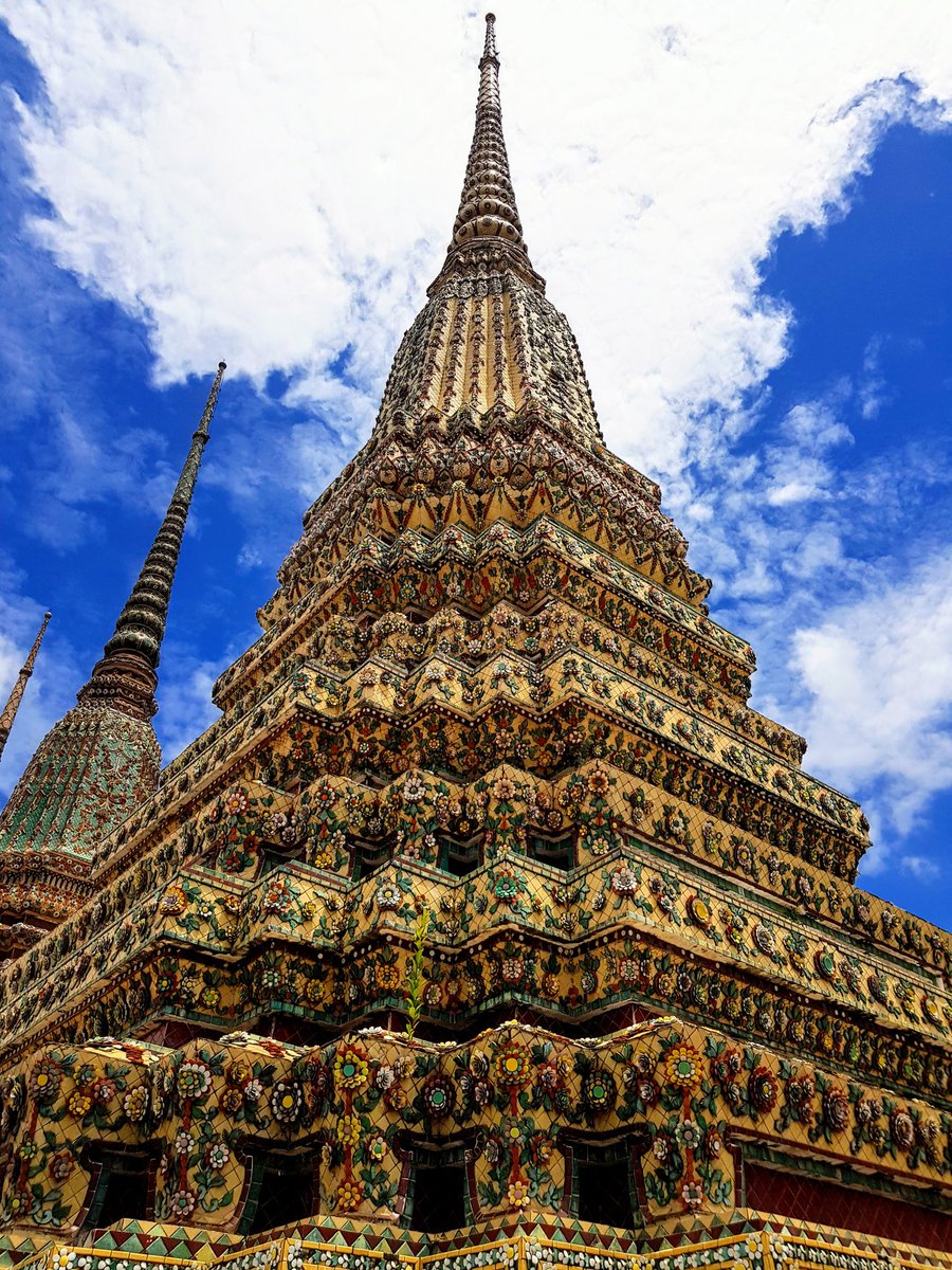 russellofearth's tweet photo. Spent this afternoon visiting the Wat Pho Buddhist temple. The most popular tourist attraction in Bangkok, all kinds of impressive #RRDAB https://t.co/WbAcYToTM0