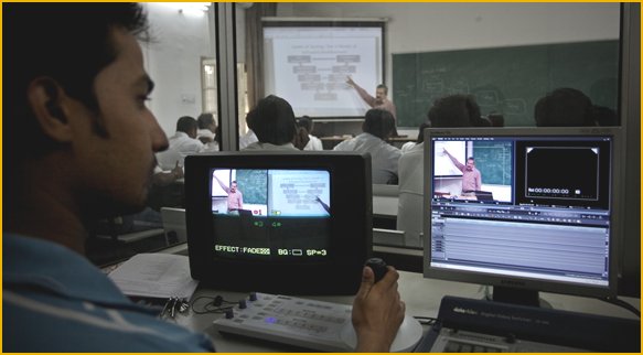 SigmaSixQV's tweet photo. An #eclassroom in progress in #Dayalbagh #Educational Institute. #Change and #Innovation are a Way of Life. https://t.co/sjnkZ7C9EW