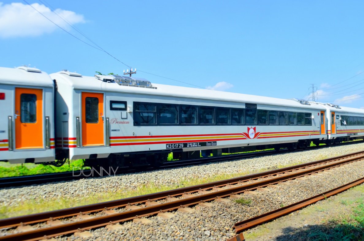 Segera hadir,
.
.
.
Kereta Ekonomi Premium Class. Produksi dalam negeri: PT INKA, Madiun. 

#MudikNaikKereta
#AyoNaikKereta