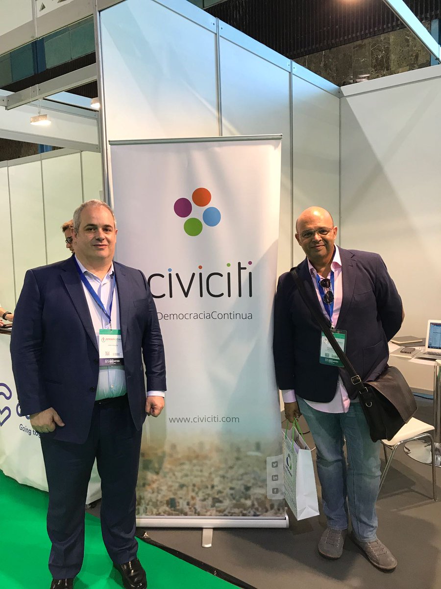 Fran Santana, Director General de TIC del Ayuntamiento de Las Palmas de Gran Canaria, visita el stand de Civiciti