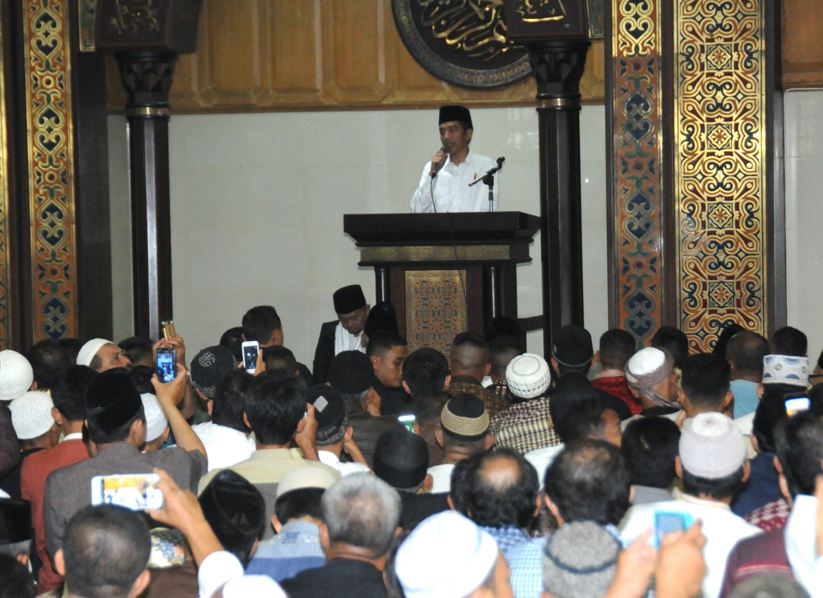 Salat Jumat di Tasikmalaya, Presiden Jokowi Ajak Umat Muslim Jaga Ukhuwah Wathoniyah setkab.go.id/salat-jumat-di…
