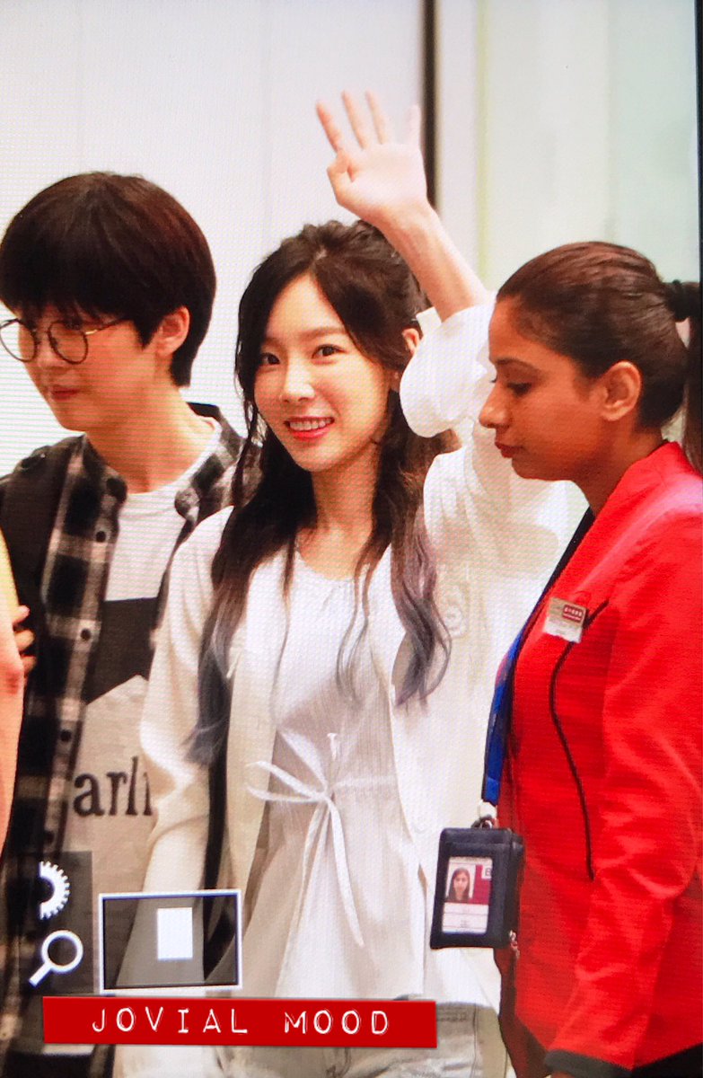 [PIC][09-06-2017]TaeYeon khởi hành đi Hồng Kông để tham dự 2 đêm "PERSONA in HONG KONG" vào trưa nay DB3fLRJUwAA-wCF