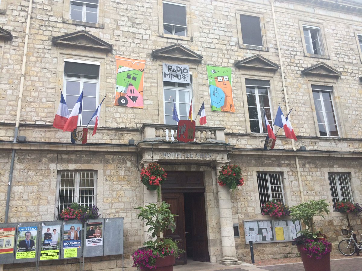 #Agen les <a href="/instantsperches/">instantsperches</a> s'affichent même sur les murs de l'Hôtel de Ville 😀 / info sur instantsperches.fr