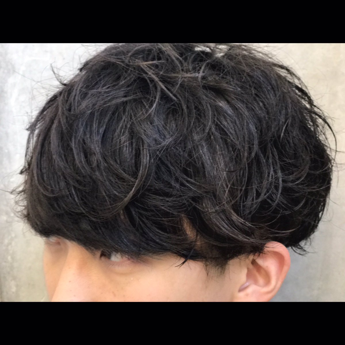 Uzivatel 峰田大暉 Na Twitteru マッシュヘアにナチュラルで無造作なパーマを 根元の生えグセに対してロッドの太さ を変え カールの強さを場所によって変えます W パーマの担当はアシスタントのケンシロウ