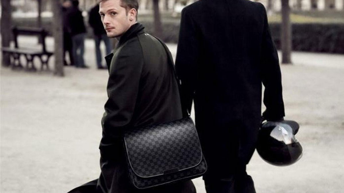 Lookeuse_'s tweet photo. Les sacs tendance pour homme - https://t.co/StXOUPGZKn #Bag #Men @Longchamp_FR @Fossil @tunetoo @LouisVuitton_FR https://t.co/02PBiFX4KV