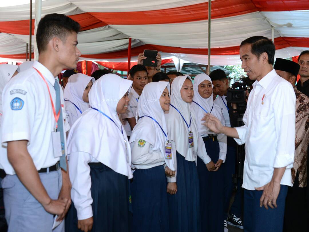 Presiden Bagikan 1.500 KIP untuk Pelajar di Kota Tasikmalaya 
setneg.go.id/index.php?opti…
